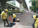 Suku-Dinas-Bina-Marga-Jakarta-Selatan-memperbaiki-jalan-amblas-di-Jalan-Kapten-Tendean.jpg