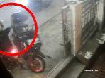 Tangkapan-layar-rekaman-CCTV-aksi-pencurian-helm-di-Jalan-Cibanteng.jpg