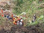 Tim-SAR-gabungan-menghentikan-operasi-SAR-di-titik-longsor-Jalan-Raya-Cipanas-Puncak-Cianjur.jpg