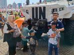 Pesta Rakyat HUT ke-79 Bhayangkara di Monas, Warga Antusias Foto dengan Kendaraan Taktis Polri