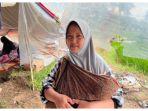 Warga-Desa-Cibereum-yang-mengungsi-di-tenda-persawahan-Encu-7u.jpg