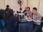 Warga-bernama-Sania-mengecek-kendaraannya-di-posko-tilang-ETLE.jpg