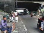 abang-sol-di-flyover-jatinegara-2.jpg