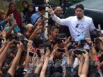 ahmad-dhani-mengenakan-kemeja-putih-bergambar-kartun-gus-dur.jpg