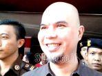 ahmad-dhani-umbar-senyum-saat-keluar-rutan-medaeng-jelang-sidang-vonis.jpg