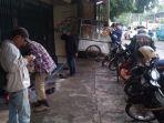 ahokers-nginap-di-emperan-toko.jpg