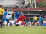aksi-pemain-persija-tony-sucipto-saat-melewati-hadangan-adam-alis-dan-lee-yoo-joon.jpg