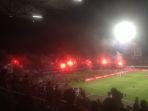 aksi-suporter-bali-united-semeton-dewata-menyalakan-flare.jpg