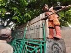 aktivitas-penjagaan-pkl-di-trotoar-jalan-senen-raya-2.jpg