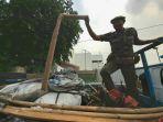 aktivitas-penjagaan-pkl-di-trotoar-jalan-senen-raya-4.jpg