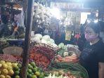 aktivitas-perdagangan-di-pasar-tomang-barat-jakarta-barat.jpg