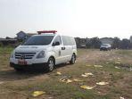 ambulans-pembawa-jenazah-pasien-covid-19.jpg<pf>semprot-mobil-ambulans.jpg<pf>petugas-makam-gunakan-apd.jpg<pf>petugas-makam-disemprot-disinfektan.jpg<pf>penurunan-jenazah.jpg<pf>petugas-makam-membawa-jenazah.jpg<pf>perwakilan-keluarga-kumandangkan-azan.jpg<pf>keluarga-memandang-dari-jauh.jpg<pf>keluarga-memanjatkan-doa-di-makam.jpg<pf>petugas-makam-kembali-disemprot-disinfektan.jpg<pf>lampu-penerangan-dan-genset.jpg