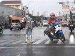 anak-anak-dijadikan-manusia-silver-di-simpang-gaplek-pamulang-minggu-2692021.jpg