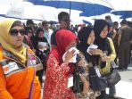 anggota-keluarga-korban-jatuhnya-pesawat-lion-air-pk-lqp-jt-610-menangis-haru_20181106_170717.jpg