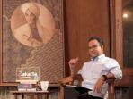 anies-baswedan-duduk-berlatar-lukisan-pangeran-diponegoro.jpg