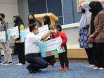 anies-baswedan-saat-memberikan-bantuan-untuk-anak-korban-covid-19.jpg