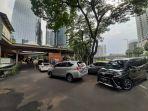 antrean-kendaraan-warga-yang-ingin-melakukan-tes-swab-antigen-dan-pcr-di-bumame-farmasi-scbd.jpg