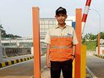 arif-tengah-bertugas-di-gerbang-tol-kukusan-beji-kota-depok.jpg