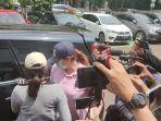 artis-catherine-wilson-baju-berwarna-pink.jpg