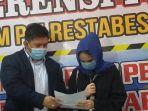 artis-hana-hanifah-menangis-di-mapolrestabes-medan-saat-konferensi-pers-selasa-1472020-malam.jpg
