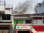 asap-terlihat-dari-lantai-atas-rumah-di-jalan-gelong-baru-selatan-5-tomang.jpg