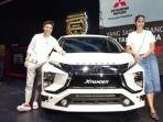 baim-wong-dan-paula-verhoeven-saat-di-booth-mitsubish.jpg