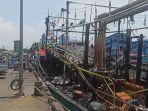 bangkai-kapal-cumi-km-rani-yang-hangus-terbakar-di-pelabuhan-perikanan.jpg