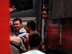 basuki-tjahaja-purnama-atau-ahok-melambaikan-tangan-saat-tiba-di-rumah-tahanan.jpg