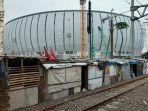 bedeng-bedeng-memenuhi-area-luar-jakarta-international-stadium-jis-jelang-proyek-selesai.jpg