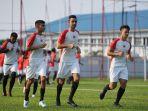 bek-persija-jakarta-otavio-dutra-tengah-menjalani-latihan-di-lapangan-psau-tni-au.jpg