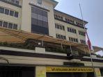 bendera-setengah-tiang-berkibar-di-sejumlah-kantor-di-jakarta-utara.jpg