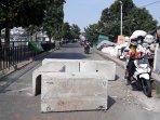 beton-penghalang-di-pasar-rebo-1.jpg