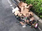botol-minuman-keras-berserakan-usai-sepeda-motor-menabrak-truk-di-jalan-kemang-raya.jpg