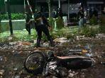 brimob-berjalan-di-tumpukan-puing-sisa-kerusuhan-menteng.jpg