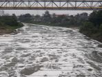 buih-di-permukaan-kali-bekasi_20180517_140520.jpg