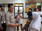 bunga-untuk-polisi_20180519_165241.jpg