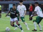 ciro-alves-lawan-persebaya.jpg