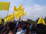 demo-warga-bawa-bendera-kuning.jpg