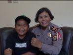 deni-bonek-cilik-asal-mataram-berfoto-dengan-akp-niluh-wirati.jpg
