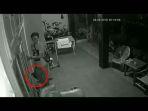 detik-detik-maling-beraksi-di-sebuah-rumah-di-jalan-pulo-gede-bekasi-barat-kota-bekasi.jpg
