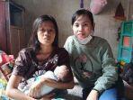 dinda-ibu-tiga-anak-kiri-bersama-puput-saat-ditemui-di-rumahnya.jpg