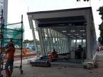 dua-orang-pekerja-mrt-di-stasiun-senayan.jpg