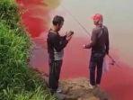 dua-pemancing-melihat-cairan-merah-di-sungai-cisadane-kawasan-serpong.jpg