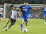 elandang-Persib-Bandung-Marc-Klok-duel-dengan-pemain-RANS-Nusantara-FC-Mitsuru-Maruoka.jpg