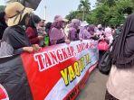 emak-emak-di-aksi-bela-islam-2503-jakarta-pusat-jumat-2532022.jpg