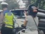 emak-emak-jari-tengah-ke-polisi.jpg