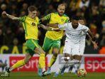 gelandang-manchester-city-riyad-mahrez-dengan-bek-norwich-city-brandon-williams.jpg