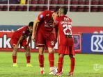gelandang-persija-jakarta-riko-simanjuntak-mencium-kepala-rekannya-marko-simic.jpg