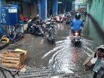 genangan-pasar-cibubur-2.jpg