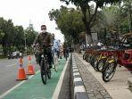 gubernur-dki-jakarta-anies-baswedan-bersepeda-mengecek-debit-air-di-pintu-air-manggarai-2.jpg